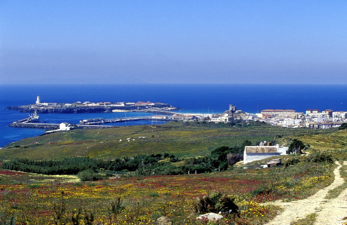 Diesen Blick auf Tarifa nach einer harten Tour genießen