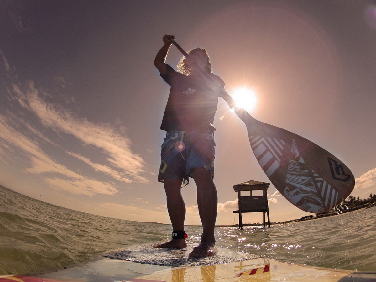 Den neuen Wassersport Stand Up Surfing nachgehen